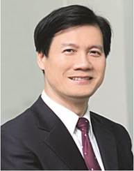 穿西装的人在微笑描述已自动生成