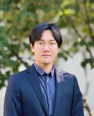 A person in a suitDescription automatically generated